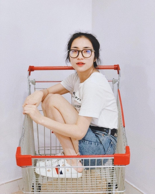 Có vẻ như Hòa Minzy đã nghĩ ra được cách pose dáng “ngàn like” mới, đó là chui vào xe đựng đồ ở siêu thị mà chụp ảnh. Tạo dáng thì trông nhắng nhít, trẻ con thế chứ chị cả gia đình hoa dâm bụt nhất định không chịu bỏ qua đôi giày đạp gót đình đám trị giá gần 20 triệu đồng thuộc thương hiệu Gucci đâu.