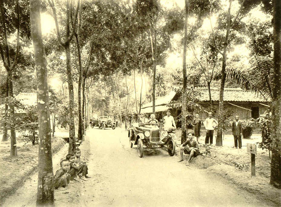 Theo tư liệu từ trang Belle Indochine của Pháp, vào năm 1926, đã có tổng cộng 10.299 xe cơ giới được đăng ký trên toàn Đông Dương, gồm 5678 chiếc ở Nam Kỳ, 2866 chiếc ở Bắc Kỳ, 966 chiếc ở Trung Kỳ, 683 chiếc ở Campuchia và 106 chiếc ở Lào. Ảnh: Xe hơi tại một đồn điền cao su ở Nam Kỳ, khoảng năm 1931.