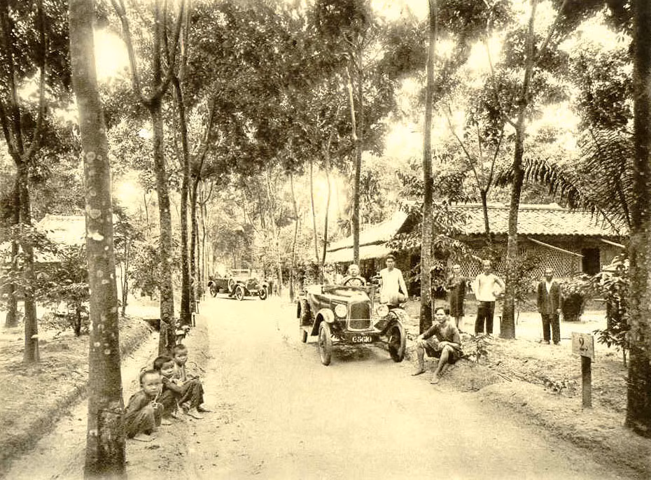 Theo tư liệu từ trang Belle Indochine của Pháp, vào năm 1926, đã có tổng cộng 10.299 xe cơ giới được đăng ký trên toàn Đông Dương, gồm 5678 chiếc ở Nam Kỳ, 2866 chiếc ở Bắc Kỳ, 966 chiếc ở Trung Kỳ, 683 chiếc ở Campuchia và 106 chiếc ở Lào. Ảnh: Xe hơi tại một đồn điền cao su ở Nam Kỳ, khoảng năm 1931.