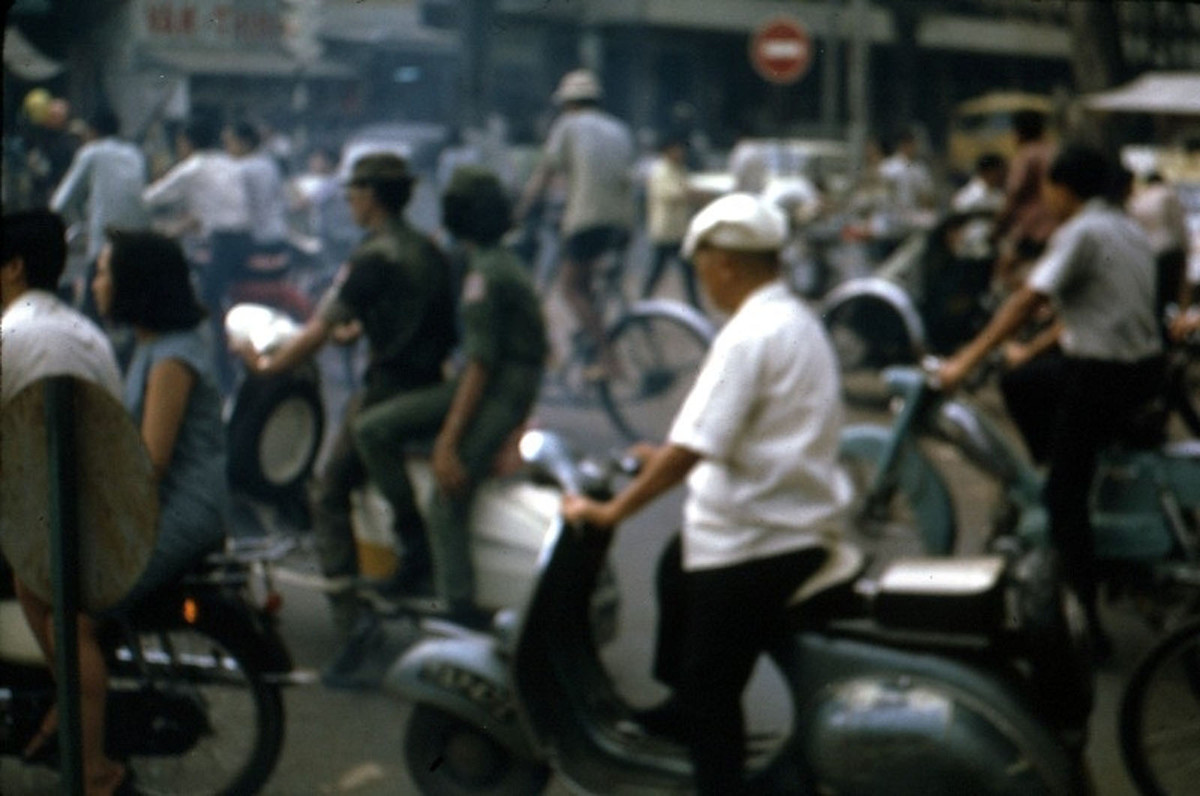 Giao thông Sài Gòn ở góc Lê Lợi - Công Lý (nay là Nam Kỳ Khởi Nghĩa). Ảnh: Thomas Southall.