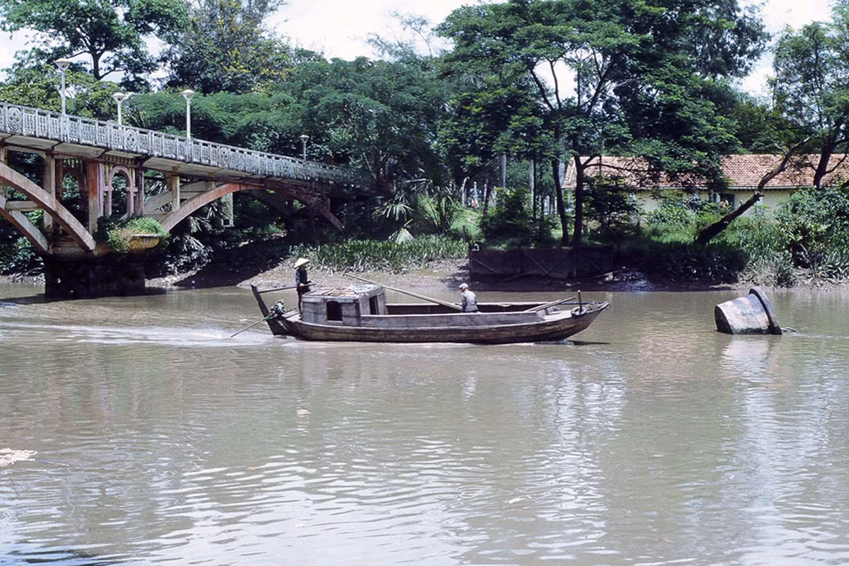 Cầu Thị Nghè năm 1966. Ảnh: George Slater.
