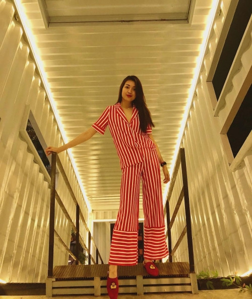 Lựa chọn cây đỏ kẻ sọc với áo quần đồng chất liệu, á hậu Lệ hằng không quên sắm cho mình đôi loafer đỏ để tone sur tone với cả set đồ.