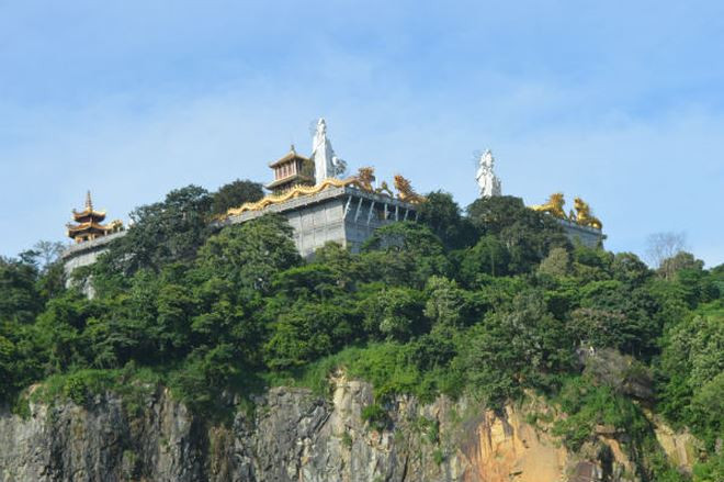 Ngôi chùa nhìn từ xa.