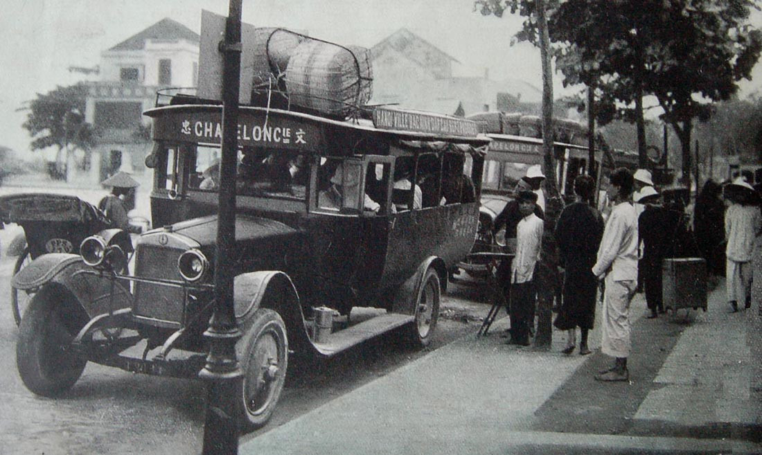 Sự phát triển này thể hiện qua số liệu: Ở Nam Kỳ vào năm 1921 có 245 công ty giao thông công cộng, với 649 xe ô tô. Đến năm 1925, có số này tăng lên xấp xỉ gấp đôi, với 513 công ty và 1.075 xe ô tô. Ảnh: Cảnh tượng nhộn nhịp ở bến xe Clemenceau.
