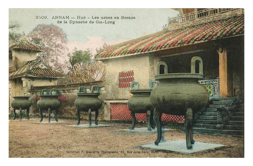 Cửu Ðỉnh đặt phía trước Hiển Lâm Các, đối diện với Thế Miếu. Ảnh tư liệu.