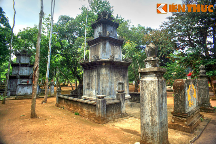 Các tháp mộ ở chùa Thiên Ấn được xây dựng nhiều tầng theo số lẻ (3,5,7,9), mang hình hoa sen - biểu tượng cho sự thanh khiết của giáo lý nhà Phật. Phần lớn trong số này có niên đại hàng thế kỷ.