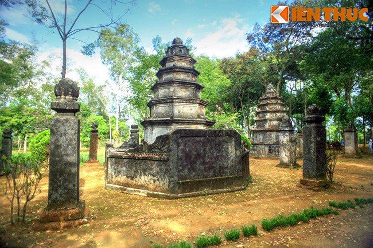 Nằm trên đỉnh núi Thiên Ấn (huyện Sơn Tịnh, tỉnh Quảng Ngãi), chùa Thiên Ấn là ngôi chùa cổ nổi tiếng của miền Trung. Đây cũng là một ngôi chùa sở hữu vườn tháp Phật giáo có quy mô lớn của Việt Nam.