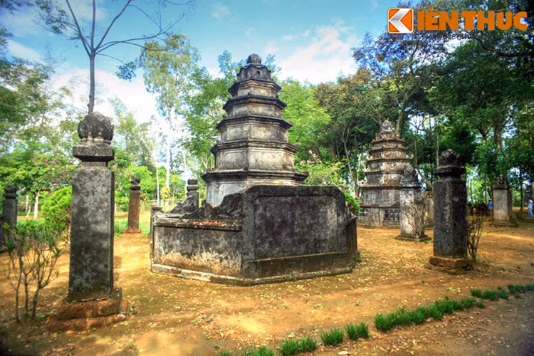 Nằm trên đỉnh núi Thiên Ấn (huyện Sơn Tịnh, tỉnh Quảng Ngãi), chùa Thiên Ấn là ngôi chùa cổ nổi tiếng của miền Trung. Đây cũng là một ngôi chùa sở hữu vườn tháp Phật giáo có quy mô lớn của Việt Nam.