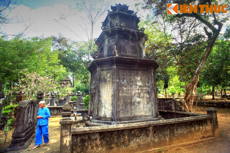 Khu vườn tháp nằm ở phía Đông của khuôn viên chùa, là nơi quy tụ những bửu tháp lớn, có cấu trúc phức hợp với bình phong, trụ biểu, tháp mộ và tường bao.