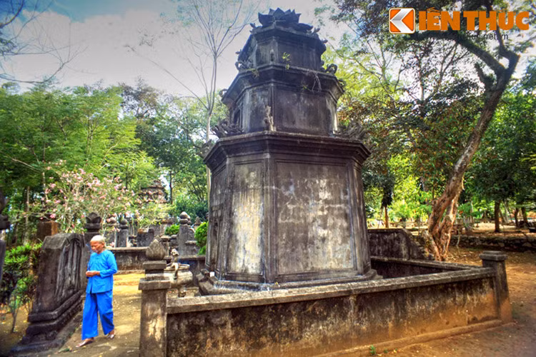 Khu vườn tháp nằm ở phía Đông của khuôn viên chùa, là nơi quy tụ những bửu tháp lớn, có cấu trúc phức hợp với bình phong, trụ biểu, tháp mộ và tường bao.