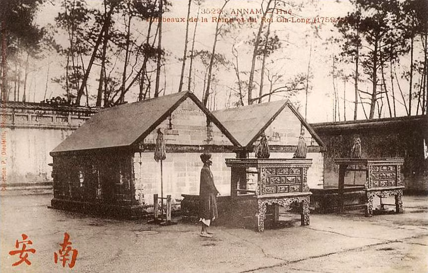 Mộ phần vua Gia Long và Thừa Thiên Cao Hoàng hậu, chính thất của ông.