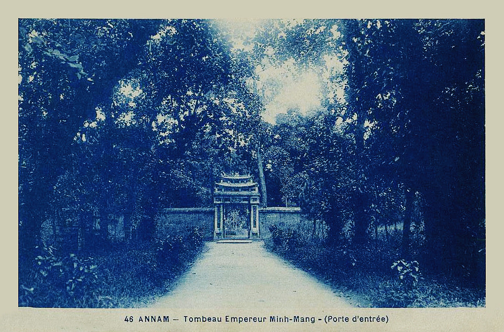 Một cánh cổng dẫn vào lăng Minh Mạng.