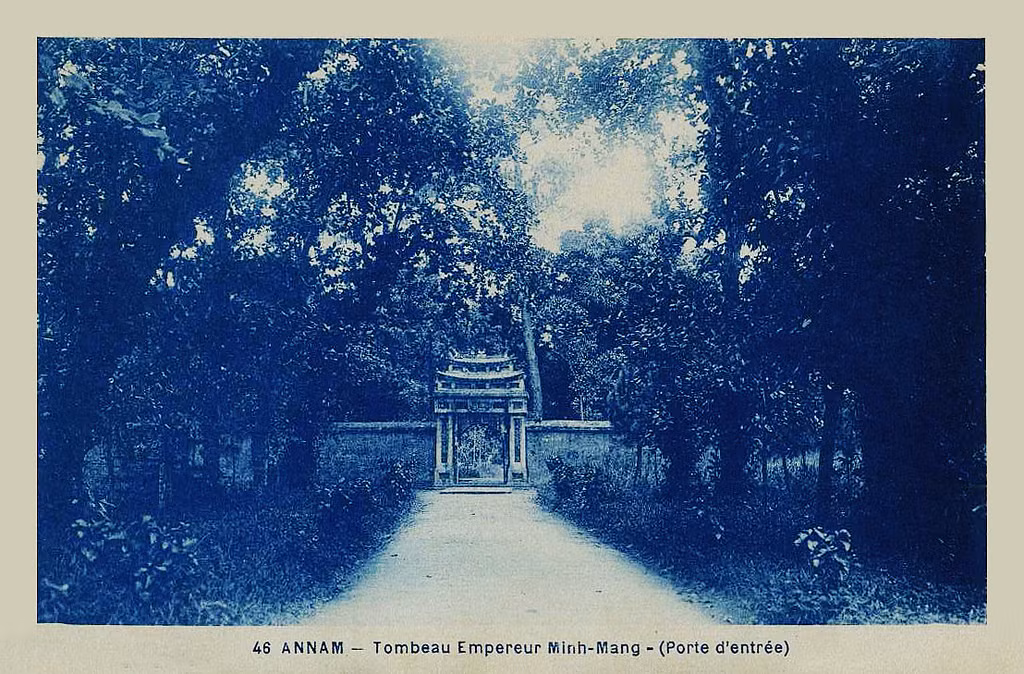 Một cánh cổng dẫn vào lăng Minh Mạng.