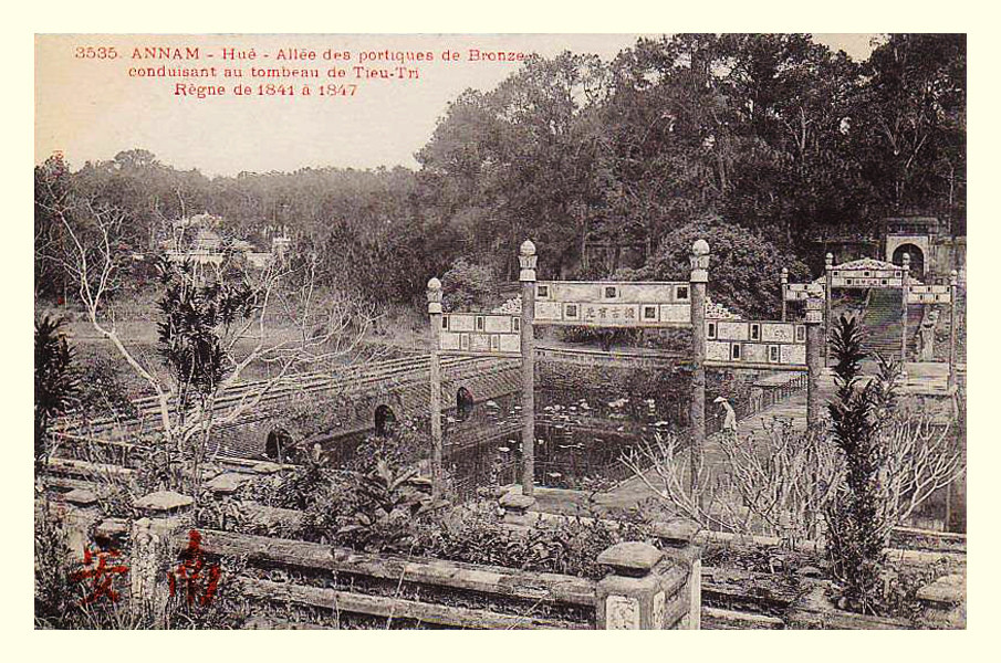 Hồ Ngưng Thúy và Bửu Thành, nơi chôn cất vua Thiệu Trị, nhìn từ vườn hoa sau tòa Minh Lâu. Ngày nay, hầu hết các công trình ở đây đã bị đổ nát.