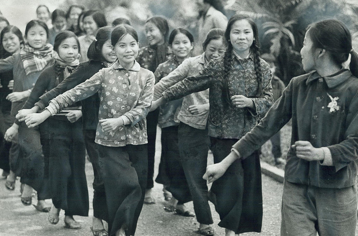 Các học sinh nữ luyện tập đội hình đội ngũ trong công viên. Ảnh tư liệu.