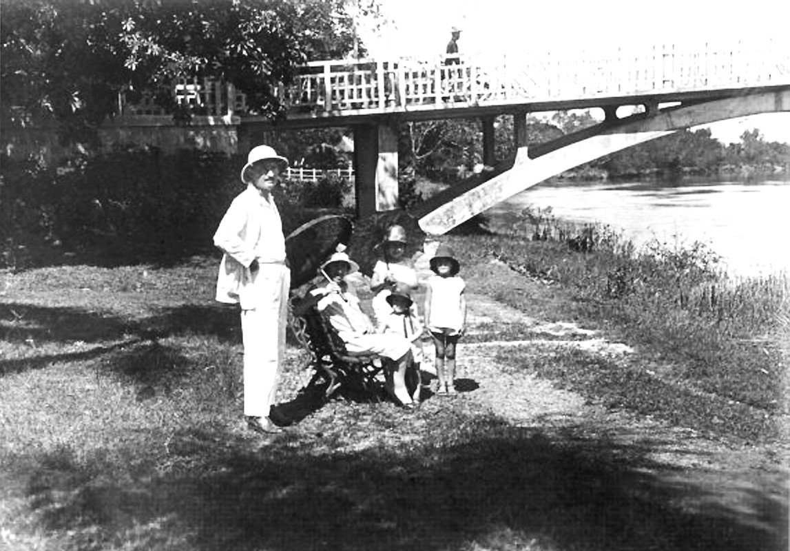 Một gia đình người Pháp chụp ảnh bên cầu Thị Nghè, thập niên 1920. Ảnh: Charles Peyrin.