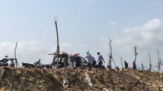 Lực lượng chức năng đưa thi thể nạn nhân về nhà xác quận Ngũ Hành Sơn để điều tra và xử lý. Lực lượng chức năng đưa thi thể nạn nhân về nhà xác quận Ngũ Hành Sơn để điều tra và xử lý.