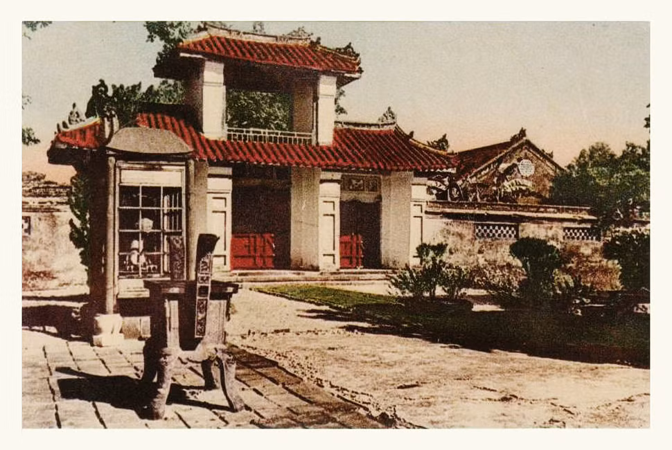 Cánh cổng phụ bên phải của Hiển Lâm Các nhìn từ sân trước Thế Miếu. Ảnh tư liệu.