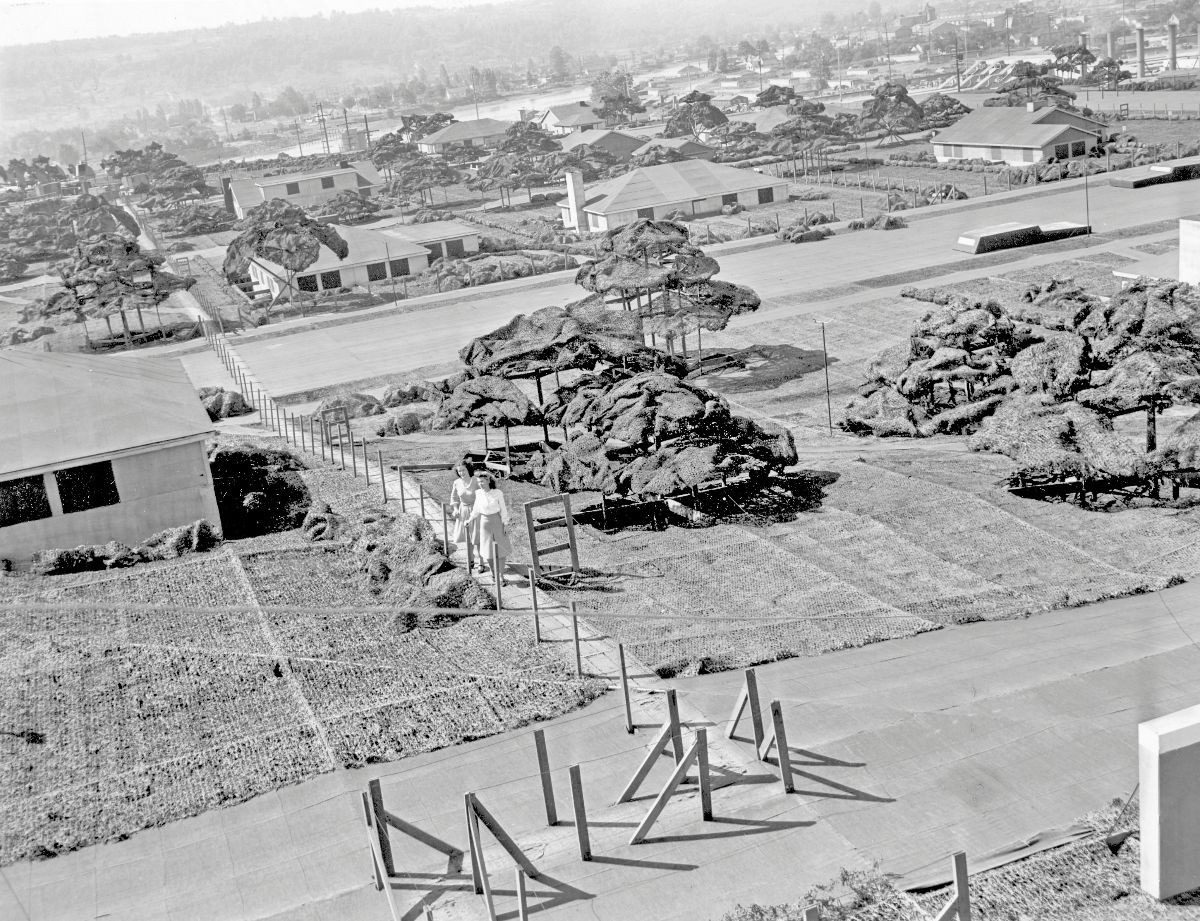 John Stewart Detlie, một nhà thiết kế của Hollywood đã sử dụng các kỹ thuật dựng cảnh trong điện ảnh để xây dựng thị trấn này. Ảnh: The Seattle Times.