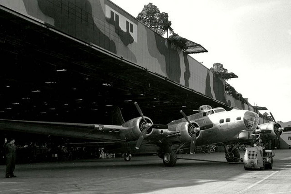 Pháo đài bay Boeing B-17G được xuất xưởng bên dưới thị trấn "ma", năm 1944. Ảnh: The Seattle Times.