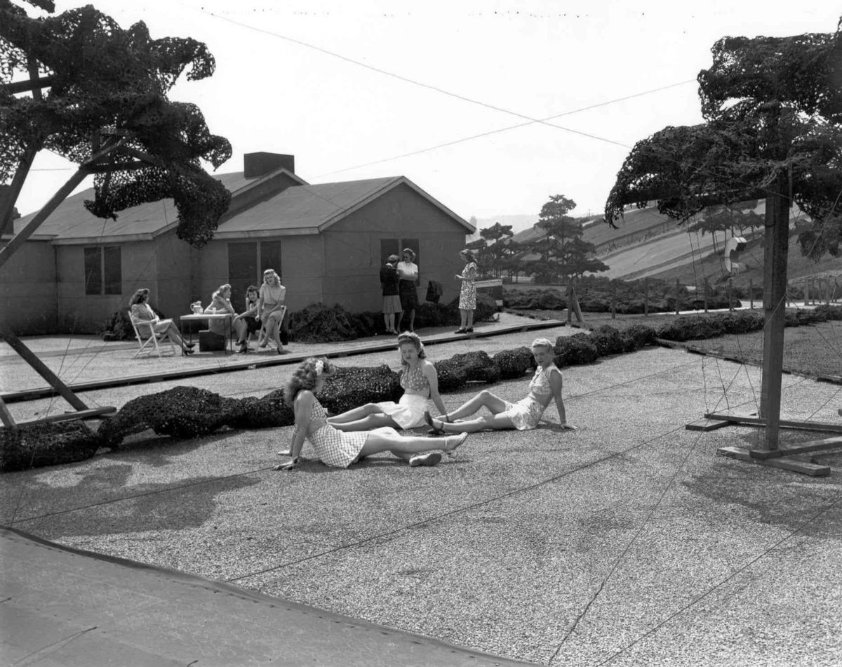 Các người đẹp diễn cảnh sinh hoạt đời thường trên bãi cỏ "rởm" của thị trấn. Ảnh: The Seattle Times.