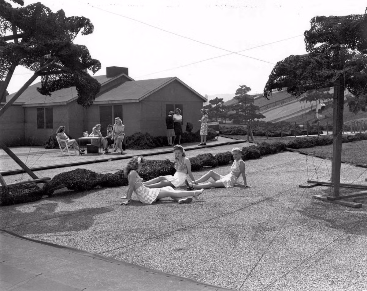 Các người đẹp diễn cảnh sinh hoạt đời thường trên bãi cỏ "rởm" của thị trấn. Ảnh: The Seattle Times.