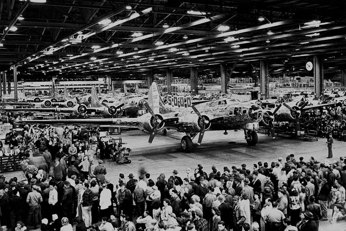 Lễ kỷ niệm chiếc máy bay thứ 5.000 được xuất xưởng diễn ra bên trong nhà máy. Ảnh: The Seattle Times.