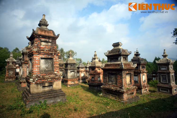 Khu vườn tháp có từ thời nhà Lý và được mở rộng, trùng tu qua nhiều giai đoạn khác nhau. Toàn bộ khu vườn có tới gần 100 ngôi tháp, với nhiều kiểu loại khác nhau, đa phần đã có tuổi đời nhiều thế kỷ.