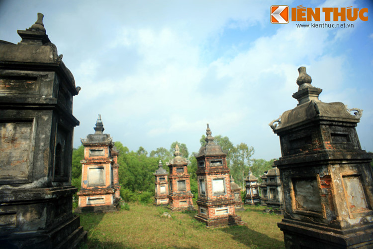 Các ngôi tháp mộ xếp hàng hàng, lớp lớp và được xây dựng theo những quy định riêng và rất chặt chẽ của Phật giáo, mỗi tháp an táng từ 4 - 26 thi hài, tổng cộng có tất cả 1214 thi hài. Quy mô vườn tháp khẳng định vị thế của chùa Bổ Đà là một Trung tâm Phật giáo lớn của Việt Nam.