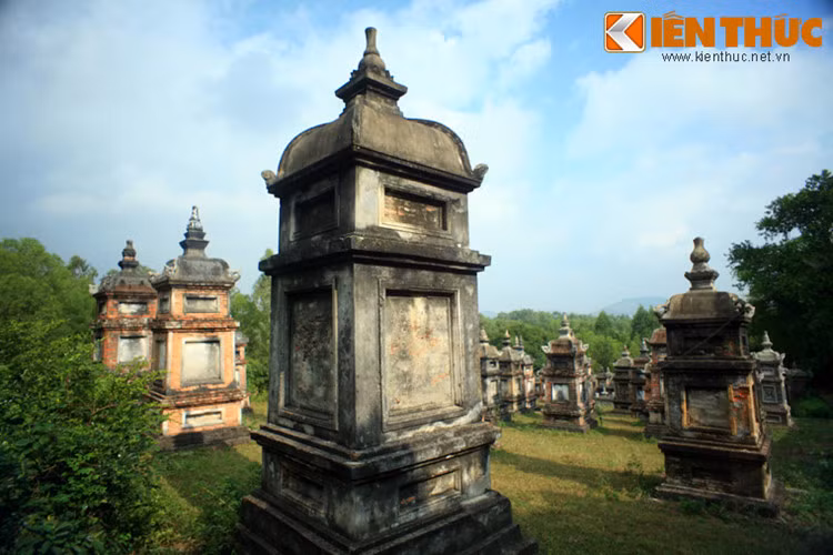 Toạ lạc trên núi Phượng Hoàng, huyện Việt Yên, tỉnh Bắc Giang, chùa Bổ Đà là một trong những ngôi chùa độc đáo nhất miền đất Kinh Bắc. Một trong những nét nổi bật của chùa là khu vườn tháp cổ rộng gần 8.000m2, được đánh giá là đẹp và lớn nhất Việt Nam.