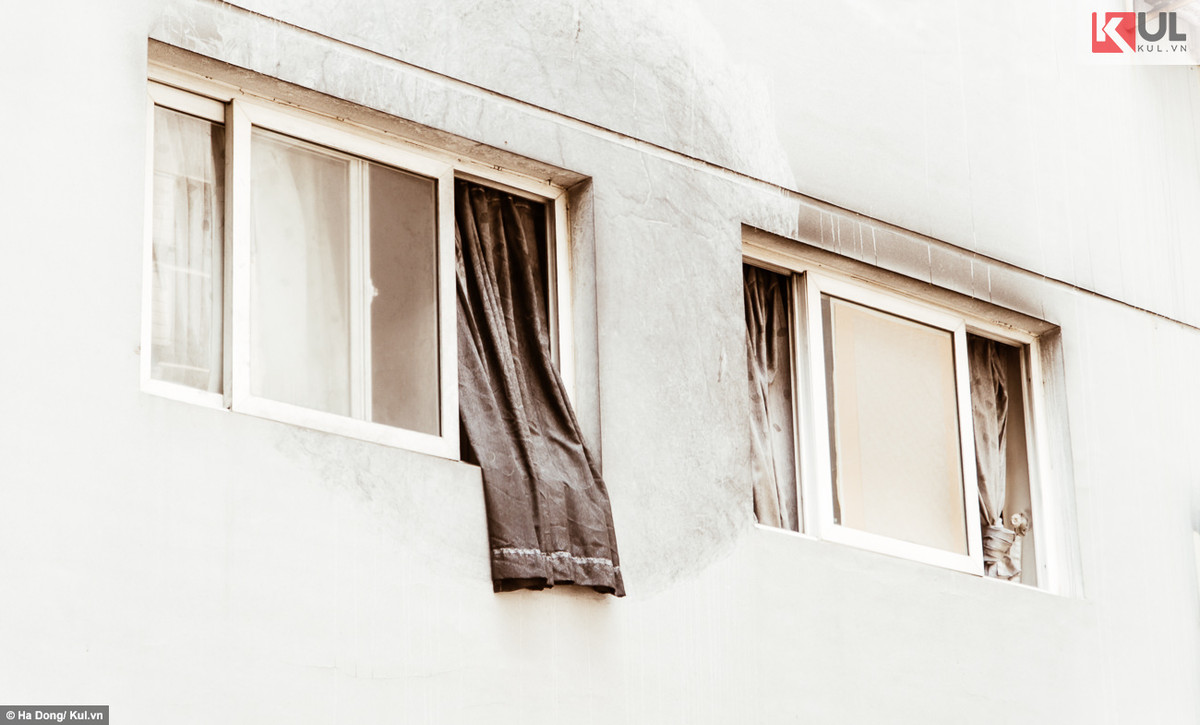 Trái ngược hoàn toàn với khu vực bên dưới, tầng cao nhất sau vụ cháy chung cư Carina Plaza gần như vẫn còn nguyên vẹn, vẫn lộng gió. Nhìn từ trên cao, toàn khu nhà vắng tanh chìm trong màu đen u ám, từng dãy lầu cao như hút vào sâu thẳm khu vực tăm tối bên dưới,…