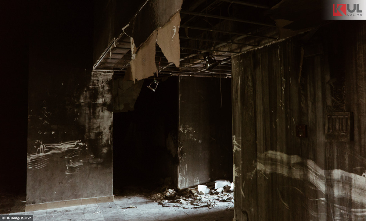 Khói ám đen kịt các bức tường, khói trên cửa sổ, trên từng bậc cầu thang, cả khu chung cư như một bức tranh bị lỡ tay làm đổ hộp màu đen xám xịt. Chẳng phải cảnh trong bộ phim kinh dị nào, mới vài giờ trước nơi đây còn là mái nhà của hàng trăm người, nay bỗng chốc trở thành nổi ám ảnh khiến họ thậm chí chẳng dám trở về.