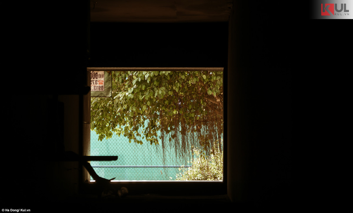 Nước đọng trên sàn nhà, loang lỗ vết chân kèm đất đá. Từng mảng gạch lót lạo xạo dưới chân khiến ai bước đi cũng phải dè chừng ái ngại. Không còn điện, từng đợt người nhỏ lẻ dò dẫm từng bước, thở từng hơi nặng nhọc để vác được chiếc vali với vài món đồ cần thiết.