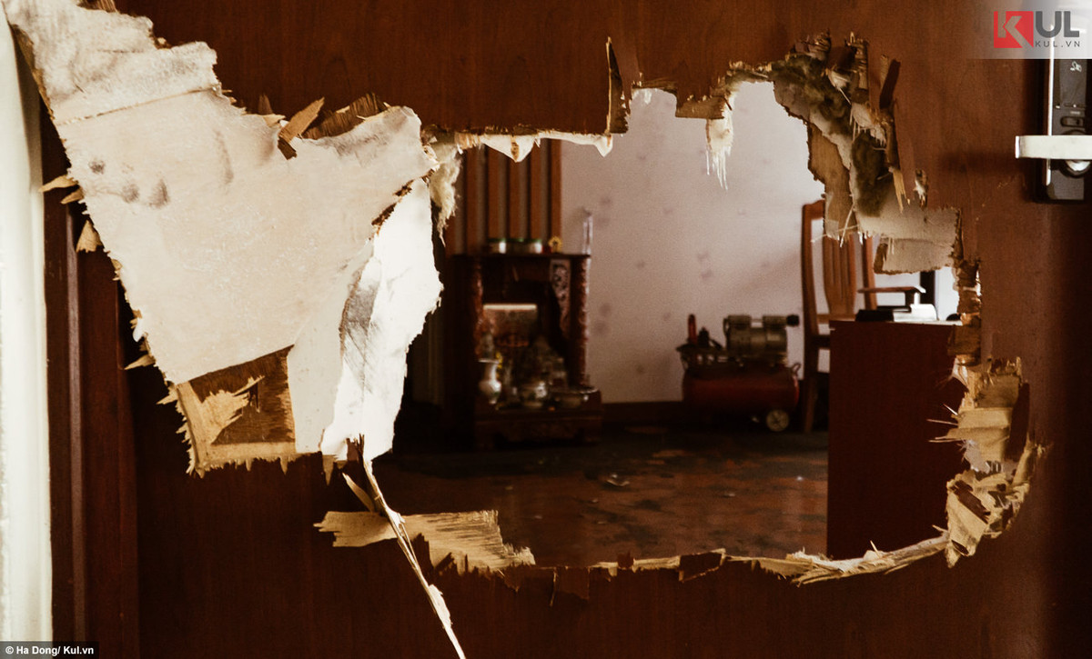 Nhìn những dấu tay còn lại trên tường, trên từng tay vịn lan can, hàng trăm vết chân giẫm nát trên sàn cũng đủ để hình dung khung cảnh hoảng loạn đầy kinh hoàng vào đêm hôm ấy.