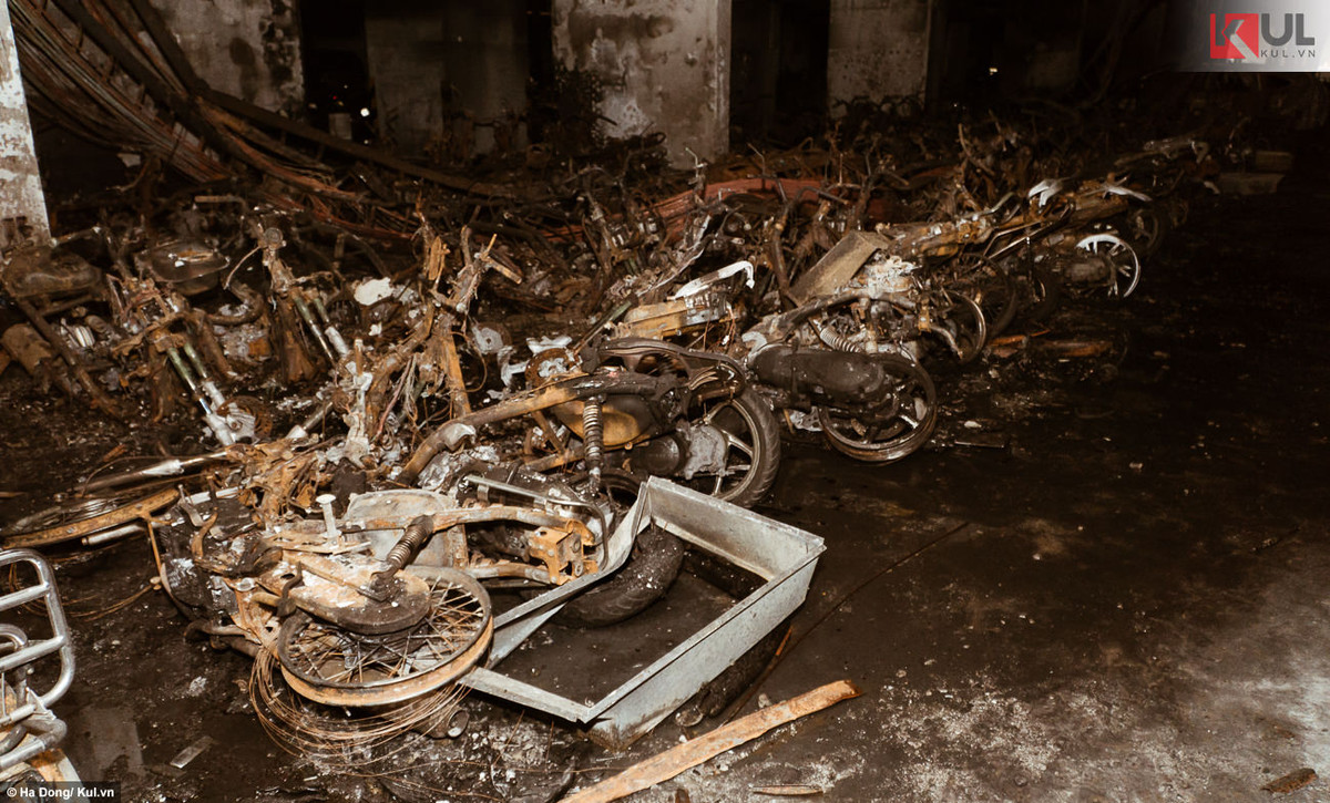 Tầng hầm để xe được cho là nơi phát ra đám cháy, quang cảnh chẳng khác gì một cơn bão lửa vừa đi qua. Những chiếc xe máy cháy đến không nhận ra, chỉ còn lại đống sắt tàn; hàng chục chiếc ô tô đắt tiền còn trơ lại khung sườn cháy khét. Tối om, chỉ còn tiếng nước vẫn chảy, vài người mò mẫm cầm đèn pin xuống tìm lại tài sản của mình, hoặc vui mừng khi thấy còn nguyên vẹn, hoặc lẳng lặng bỏ lên…