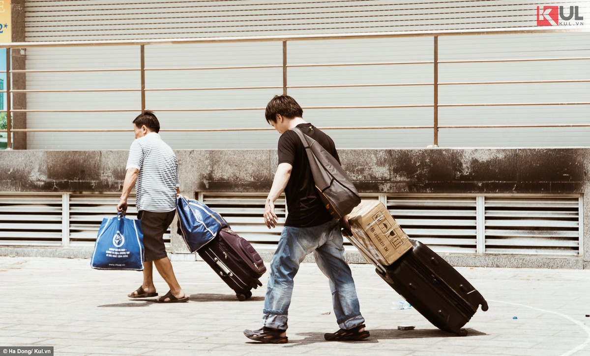 Những cư dân chung cư Carina Plaza may mắn thoát chết trong đêm định mệnh đó đang bắt đầu quay lại căn hộ của mình, tìm kiếm những gì còn sót lại. Không ai nói gì với ai, cũng không còn đủ sức để kể đi kể lại ký ức kinh hoàng ngày hôm đó, họ chỉ lẳng lặng mò mẫm đi qua những dãy cầu thang tối ám khói đen kịt, thu dọn đồ đạc mong sớm tìm chỗ ổn định mới.