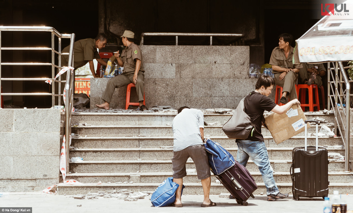 Bên ngoài quang cảnh vẫn như thế, hàng cây vẫn xanh, thực phẩm cứu trợ vẫn lần lượt xuống từng đợt. Nhiều chuyến xe ra ra vào vào, ai đi cũng ngoái nhìn lại lần nữa, trong lòng ai chắc cũng đôi lần đặt ra câu hỏi: Không rõ bao giờ họ mới có thể quay lại nơi chốn này…