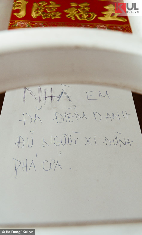 Mùi khói nực nồng vẫn còn nguyên đó, nhiều người ám ảnh phải thốt lên “mới ngửi thôi đã thấy buồn nôn”. Người ta nói giặc lửa không đáng sợ, vì đa phần các nạn nhân xấu số đều chết vì ngạt trước khi lửa bén đến. Có nói như vậy mới thấy được bầu không khí đáng sợ bao quanh khu nhà này 48 giờ sau ngọn lửa bốc lên.