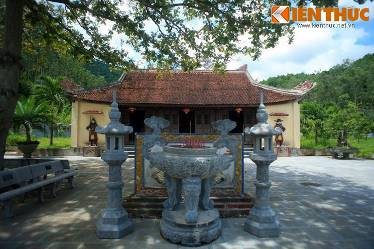 Khu lăng mộ nguyên thủy được xây theo kiểu “thượng miếu hạ mộ” (miếu ở trên, mộ ở dưới). Hiện nay khu mộ đã được tôn tạo lại với quy mô bề thế, bao gồm mộ phần, hậu cung và bái đường.