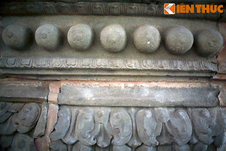 Bên cạnh đó, hình tượng này cũng thể hiện một nét tín ngưỡng đặc sắc của dân tộc Chăm, đó là tôn thờ thần Uroja - tiếng Sankrit có nghĩa là “vú phụ nữ”. Đây là một vị thần chỉ có trong văn hóa của người Chăm.