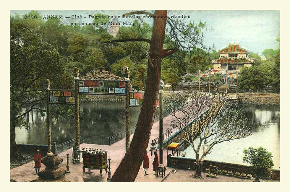 Cầu Trung Đạo bắc qua hồ Trừng Minh dẫn đến tòa Minh Lâu, công trình kiến trúc được coi là đặc sắc nhất lăng vua Minh Mạng.