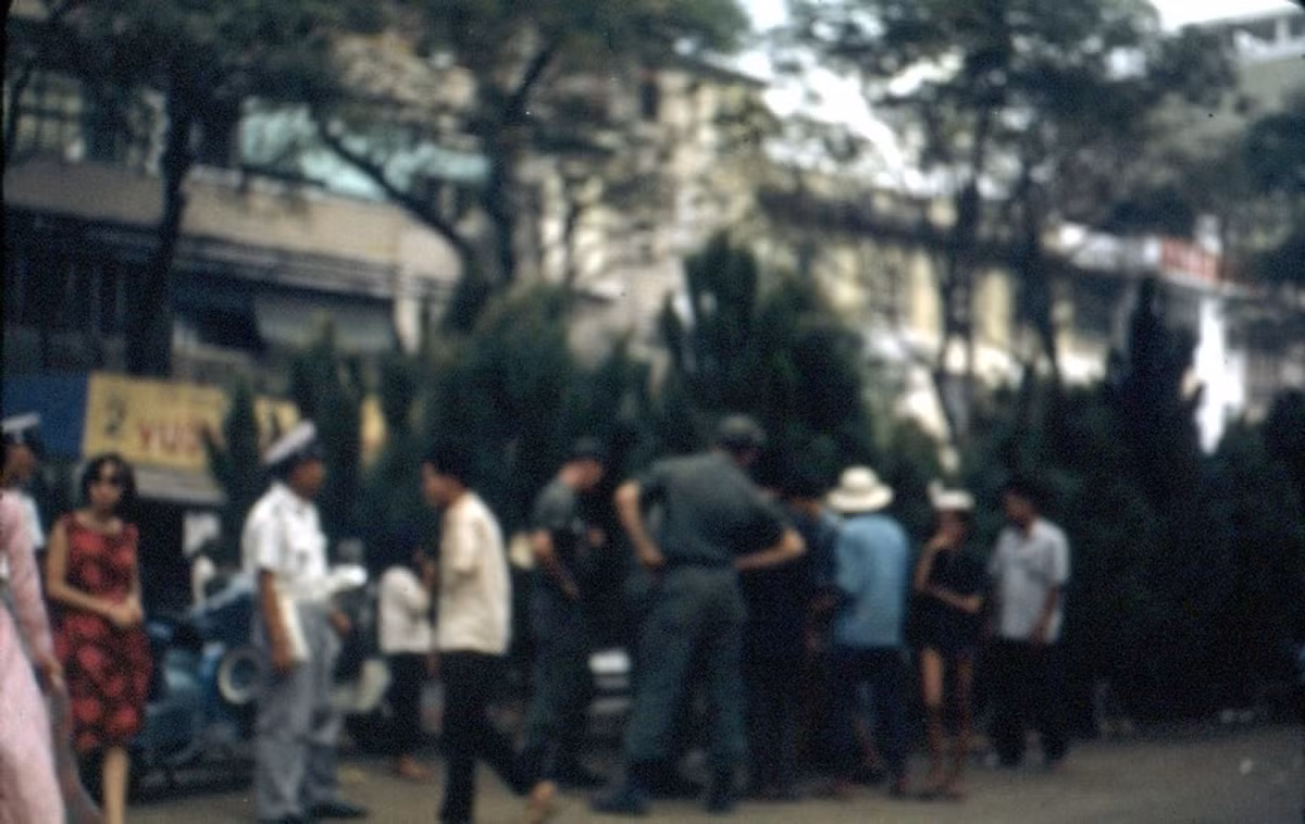 Lính Mỹ đi mua cây thông Noel trên đại lộ Nguyễn Huệ. Ảnh: Thomas Southall.