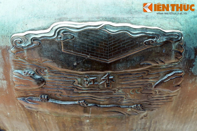  4. Sông Hương (Hương giang), được khắc trên Nhân đỉnh. Đây là dòng sông mang tính biểu tượng chảy qua kinh thành Huế (được thể hiện qua bức tường gạch trong hình khắc).