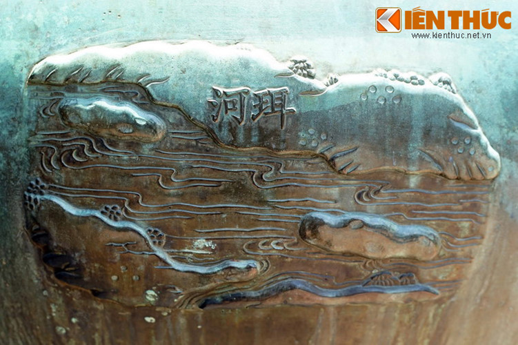  13. Sông Nhĩ (Nhĩ hà), được khắc trên Tuyên đỉnh. Sông Nhĩ là tên gọi cũ của sông Hồng, hệ thống sông lớn nhất của miền Bắc.