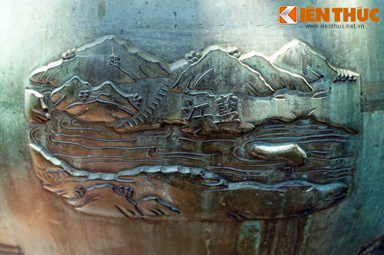  14. Sông Lam (Lam giang) được khắc trên Tuyên đỉnh. Sông Lam cùng với núi Hồng Lĩnh được coi là biểu tượng của xứ Nghệ (Nghệ An và Hà Tĩnh ngày nay).