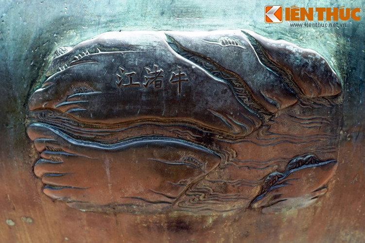  2. Kênh Bến Nghé (Ngưu Chữ giang), được khắc trên Cao đỉnh. Con kênh này là một huyết mạch giao thông đường thủy ở Sài Gòn - Gia Định xưa và TP HCM ngày nay.