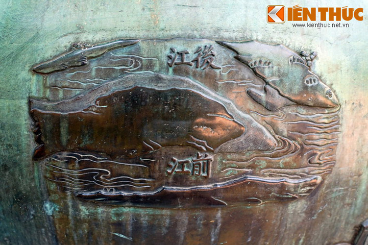  17. Sông Tiền và sông Hậu (Hậu giang, Tiền giang), được khắc trên Huyền đỉnh. Đây là hai dòng sông chính của đồng bằng sông Cửu Long.