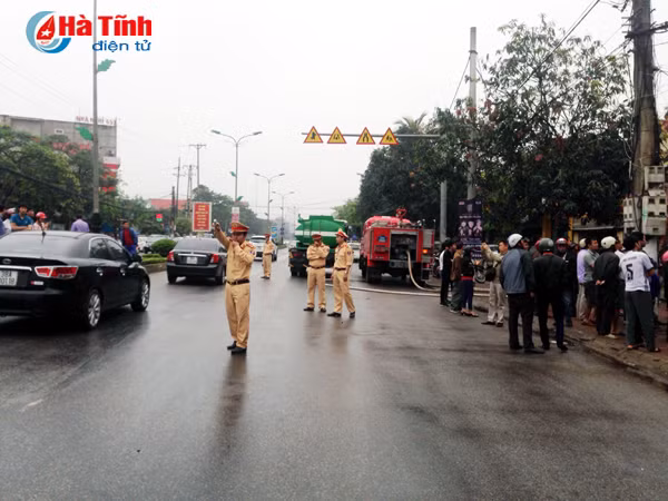 Đang cháy quán Karaoke Kingdom ở thành phố Hà Tĩnh - Hình 2 Dang chay quan Karaoke Kingdom o thanh pho Ha Tinh-Hinh-2