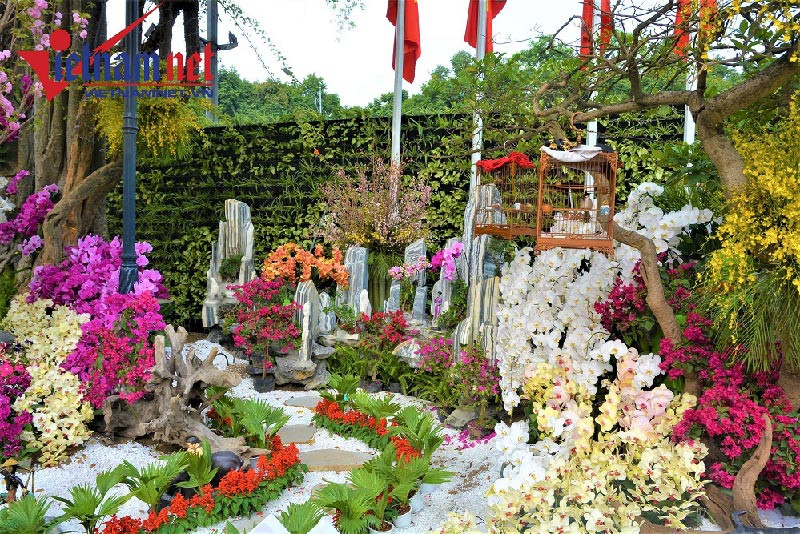 Một số tiểu cảnh được tạo hình đặc sắc từ hoa