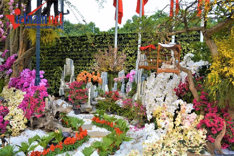 Một số tiểu cảnh được tạo hình đặc sắc từ hoa